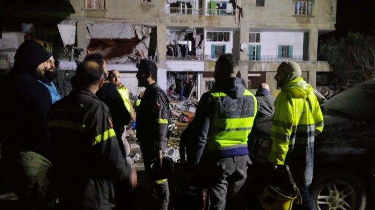 “الدفاع المدني”: انتشال جثامين 11 شهيداً من المبنى المدمر في النبطية (صور)