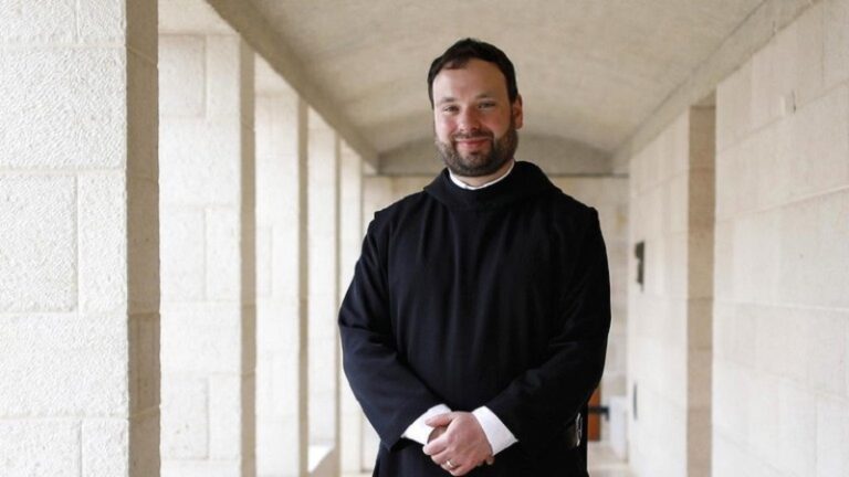 بالفيديو.. غضب كبير بعد مهاجمة رجل دين مسيحي في القدس