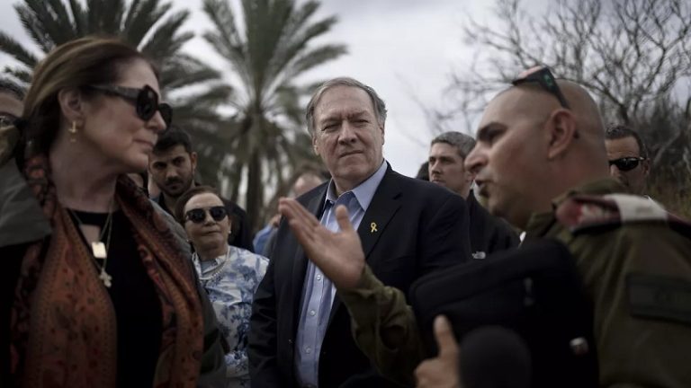 وزير الخارجية الأميركي الأسبق “يرقص على فظائع غزة”! (فيديو)