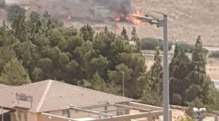 سقوط صاروخ على مبنى في “كريات شمونة” (فيديو)