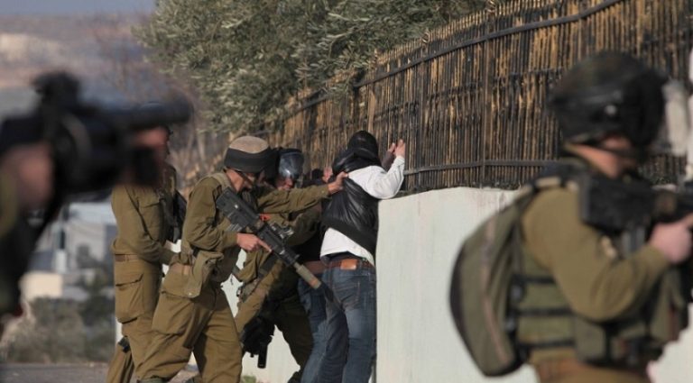 الاحتلال يعتقل 20 فلسطينياً في الضفة الغربية