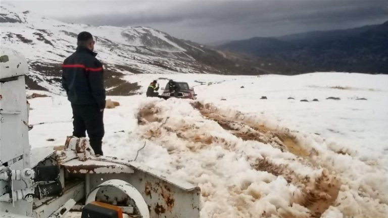 الدفاع المدني: سحب سيارة عالقة بالثلوج في صنين