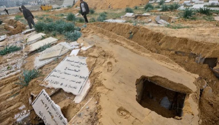 الاحتلال سرق 300 جثة من مقابر غزة!