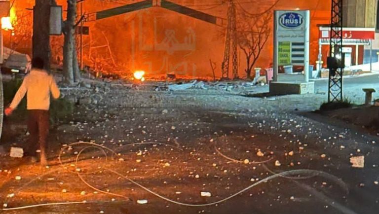 بالفيديو.. إصابات بغارة معادية على مبنى في منطقة العاصي في كفرا