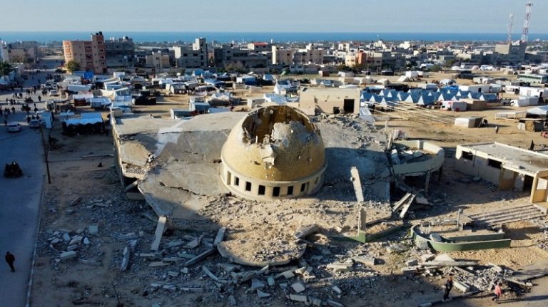 رفع الأذان من شرفات المنازل شمال غزة (فيديو)