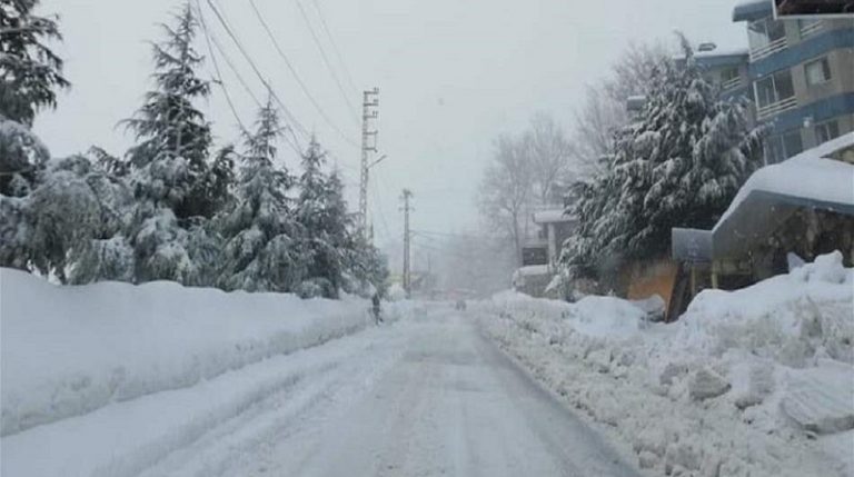 طرق مقطوعة بالثلوج