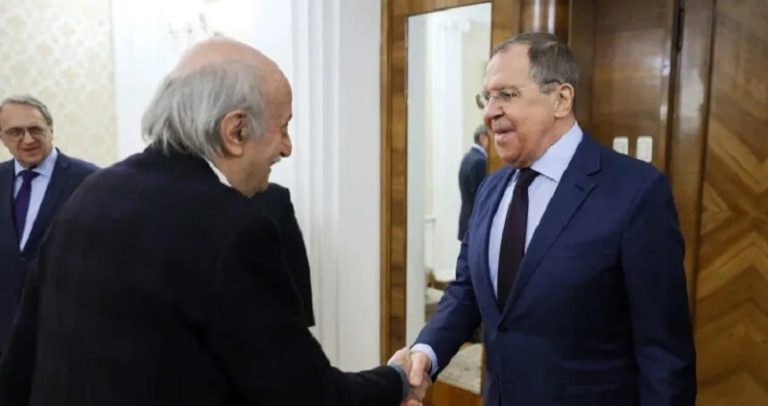 ماذا دار بين لافروف وجنبلاط؟