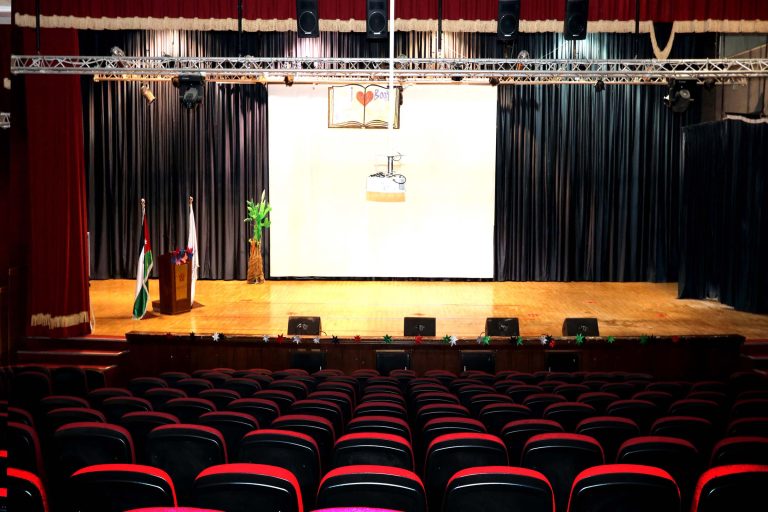 رفض الوقوف لعلم فلسطين فطُرد من المسرحية