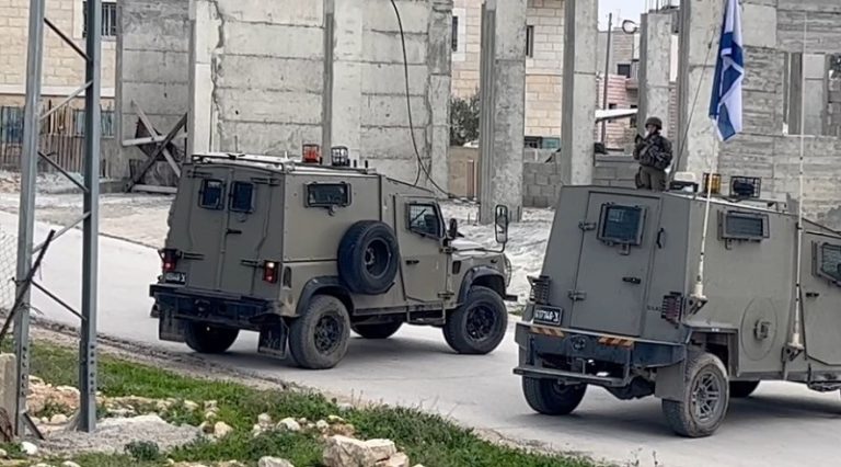 بالفيديو.. قوات الاحتلال تقتحم منازل منفذي عملية القدس