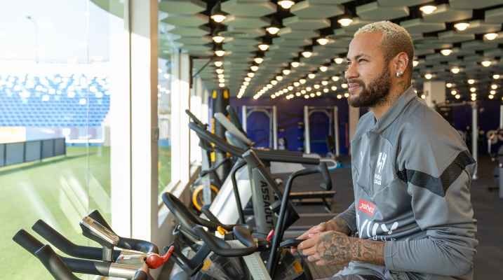 بعد إصابته بالرباط الصليبي.. نيمار بدأ برنامجه التأهيلي