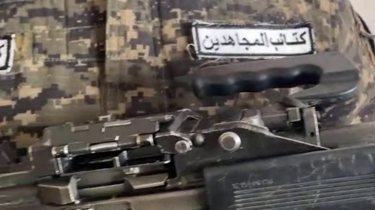 “كتائب المجاهدين”: أسرنا عائلة “بيباس” في مكان آمن ونتنياهو أصرّ على قتلهم