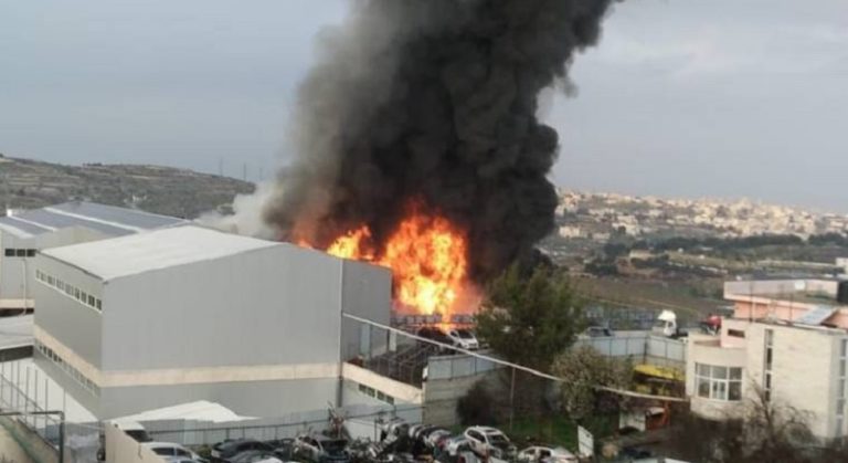 بالفيديو.. حريق كبير بمصنع “رويال” في الخليل