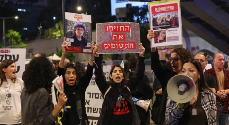 عائلات الأسرى الصهاينة يغلقون الشارع قبالة وزارة الحرب