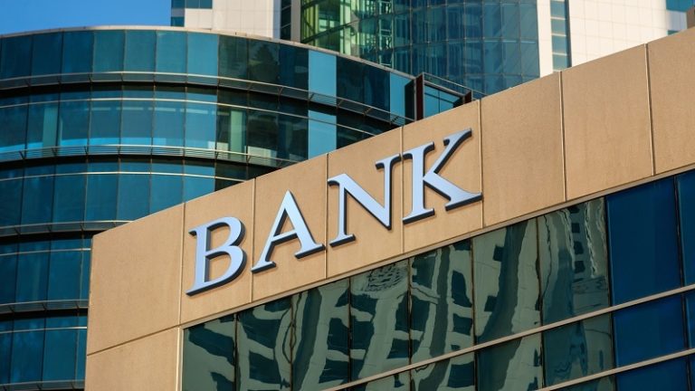 بالفيديو.. مودع يقتحم بنك “فينيسيا” في صور