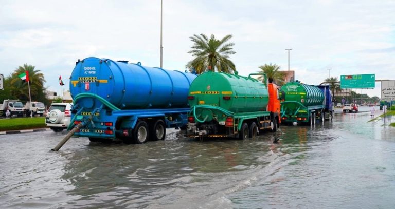 بالفيديو.. شوارع دبي “تغرق”!