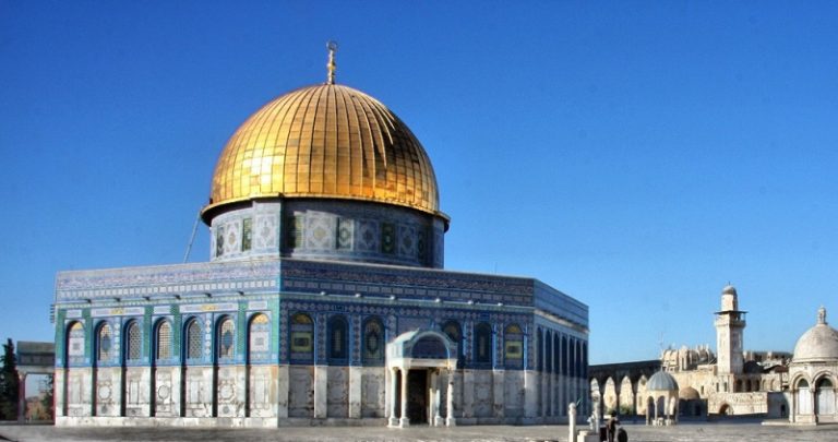 بالفيديو.. الإحتلال يعرقل دخول المصلين إلى المسجد الأقصى