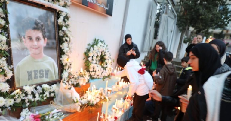 إضاءة شموع في “الإنجيلية” النبطية حداداً على الشهيد محمود علي عامر