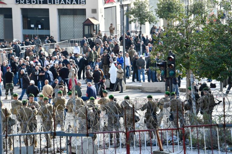 العسكريون المتقاعدون يعيقون انعقاد الجلسة (صور)