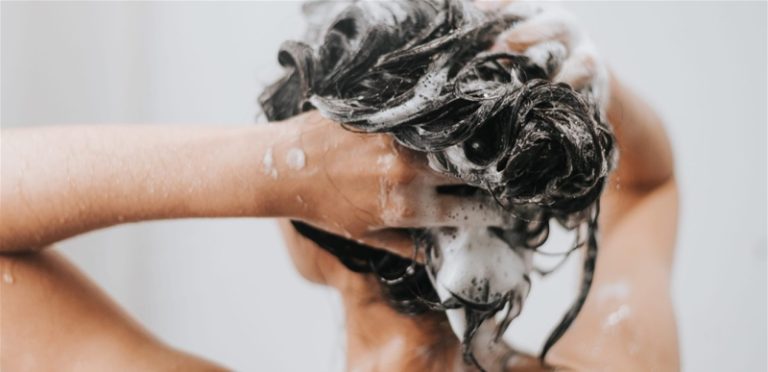 فوائد “الحمام البارد” على الشعر والبشرة!