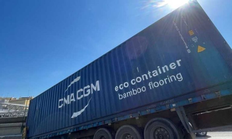 بالصور.. انقلاب حاوية على اوتوستراد “الرئيس لحود”