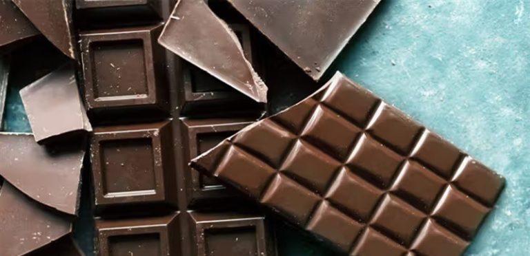 إضافة إلى الشوكولا.. أطعمة تمنعنا من النوم!