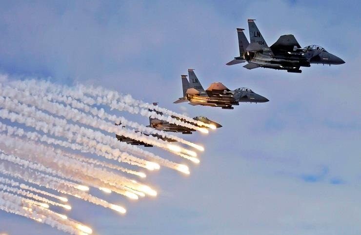 القوات الأوكرانية تسقط 13 مسيرة وصاروخاً روسياً