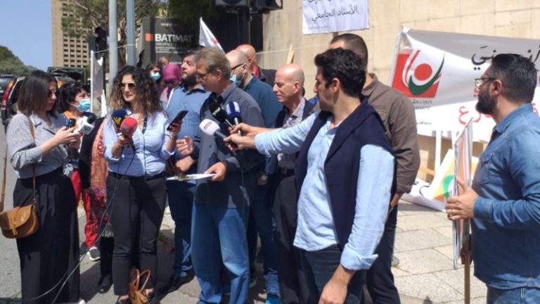 الاساتذة المتعاقدون يطالبون بحقوقهم ضمن وقفة احتجاجية