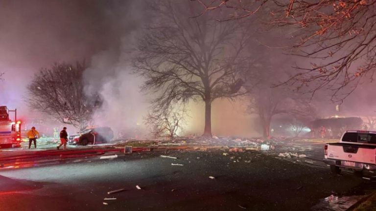 بالفيديو .. مقتل إطفائي وجرح 11 بانفجار ضخم في أميركا