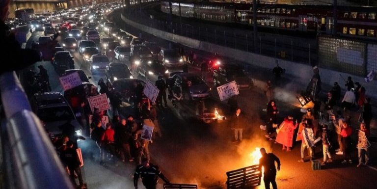 بالفيديو.. إعتقال متظاهرين أمام منزل نتنياهو