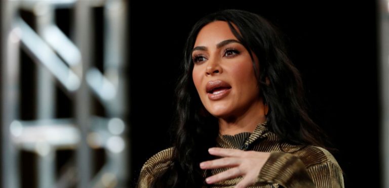 بالصورة.. حقيبة كيم كارداشيان بـ 70 ألف دولار!