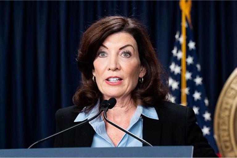 حاكمة نيويورك تعتذر بعد الدفاع عن “اسرائيل” في تدمير غزة