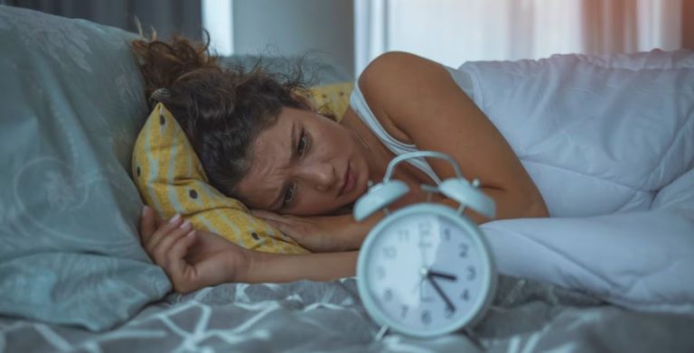تعانون من الاستيقاظ المفاجئ أثناء النوم.. إليكم العلاج!
