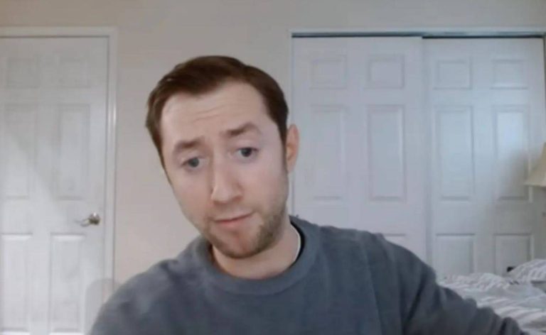 قطع رأس والده انتقاماً من “نظام بايدن الخائن”!