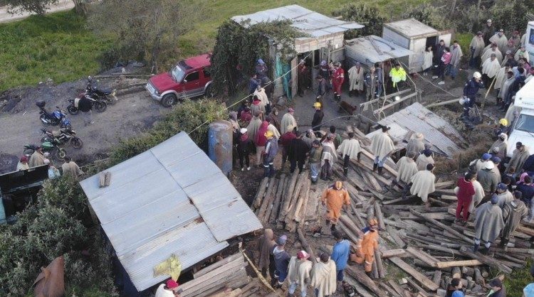 سحب ترخيص منجم يحتجز فيه تسعة عمال بعد انزلاق للتربة