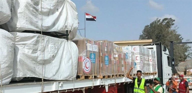 “بحرية العدو” تقصف قافلة مساعدات لـ “الأونروا” في غزة