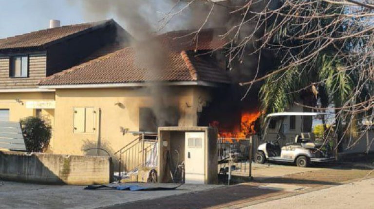 المقاومة تصيب تموضعاً لجنود العدو في “كفر يوفال”.. وحريق في المبنى (فيديو)