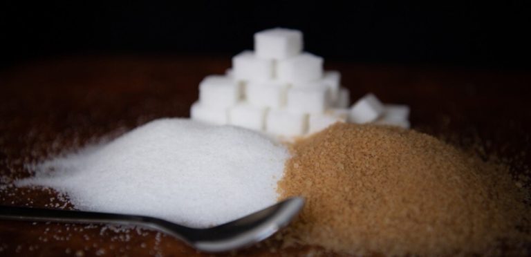 ما الأكثر ضرراً السكر البني أم الأبيض؟