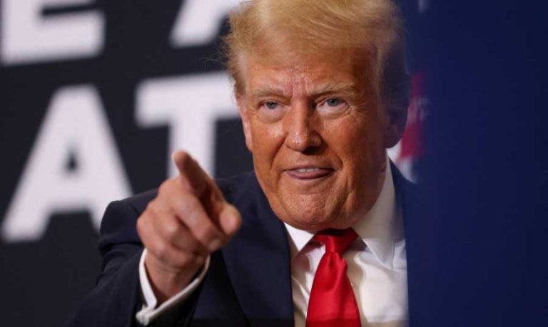 بالفيديو.. ترامب يسخر من بايدن!