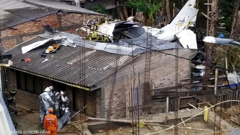 بالفيديو.. سقوط طائرة في كولومبيا على متنها 6 أشخاص!