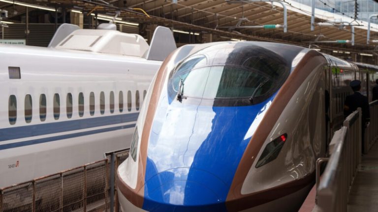 بالفيديو.. حريق ضخم قرب محطة للقطار في طوكيو