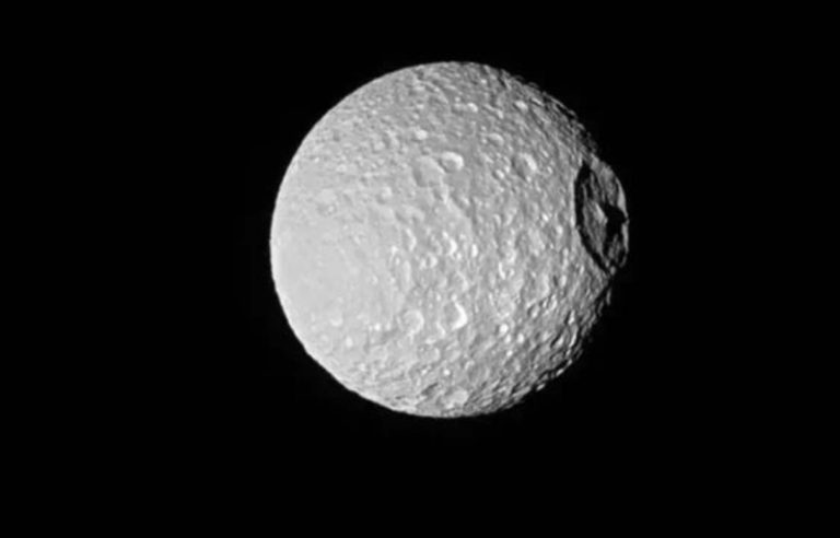 الكشف عن سر لكوكب زحل!