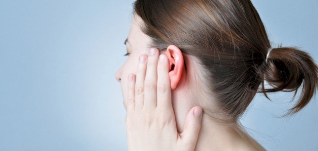 ما الذي يؤدي إلى “طقطقة الأذن”؟