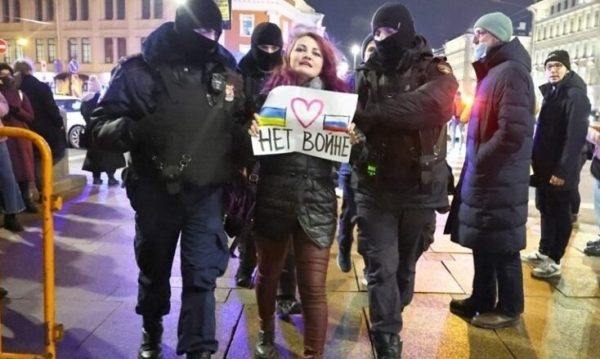 تجمع إحتجاجي لزوجات جنود في “الساحة الحمراء” الروسية