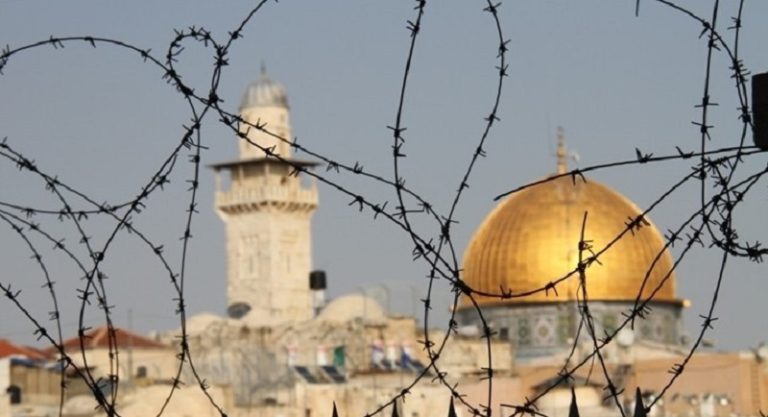 بالفيديو.. الاحتلال يضع أسلاكاً شائكة قرب المسجد الأقصى