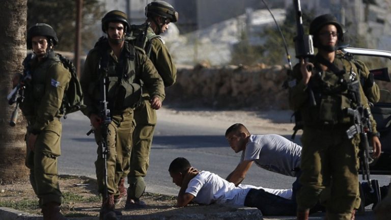 الاحتلال يعتقل 8 شبان في الضفة الغربية