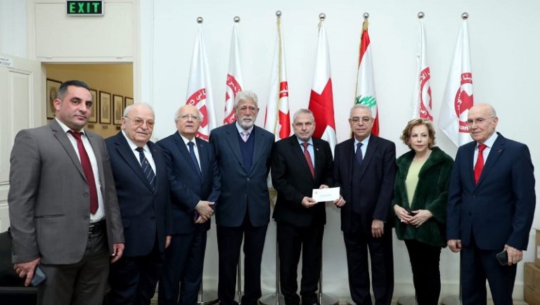 مساعدة مالية للصليب الأحمر اللبناني من جمعية أعضاء جوقة الشرف