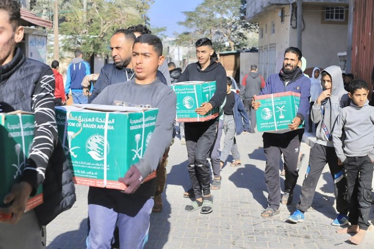 السعودية توزع مساعدات إنسانية في رفح