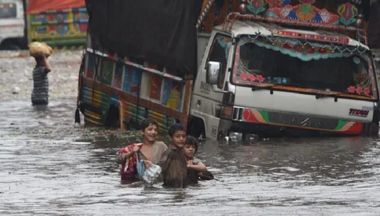 قتلى جراء الأمطار الغزيرة في باكستان