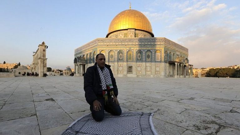 35 ألفاً صلوا العشاء والتراويح في المسجد الأقصى (فيديو)