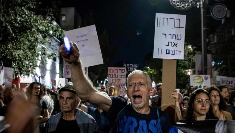 عائلات الأسرى الصهاينة تتظاهر قرب مقر نتنياهو